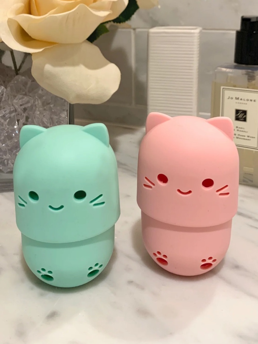 Cat beauty blender holder